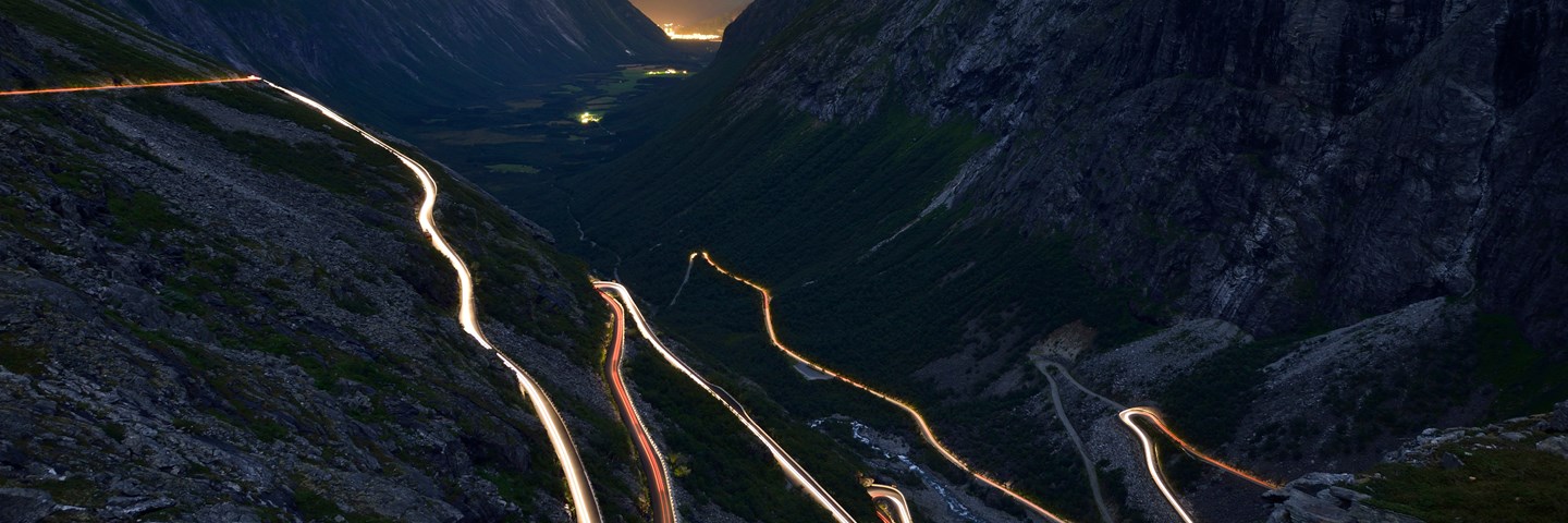 Nattlig utsikt over Trollstigen, Nasjonal turistveg Geiranger – Trollstigen.
