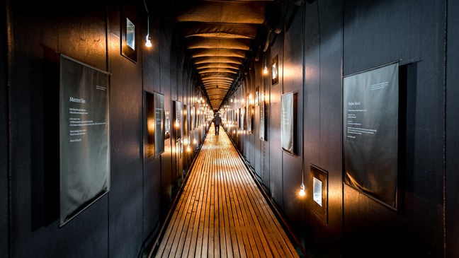 Innvendig i den lange minnehallen der det henger ett lyssatt vindu for hvert av ofrene som ble henrettet i Finnmark. 