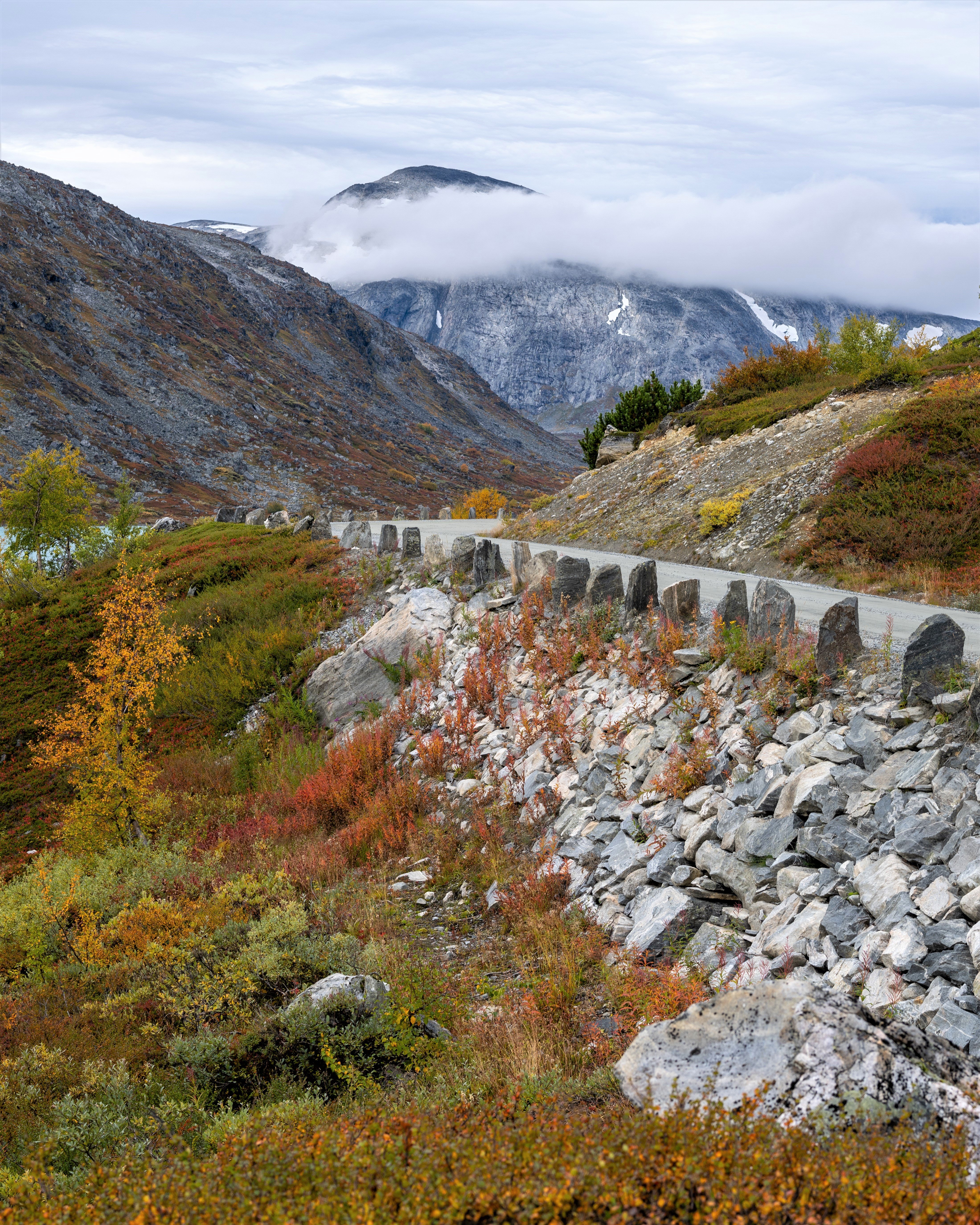 Die Landschaftsroute Gamle Strynefjellsvegen mit langen Reihen aus Kantsteinen
