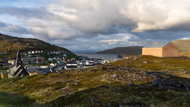 Trebygg på fjellknausen Ørahaugen med flott utsikt over tettstedet Havøysund.