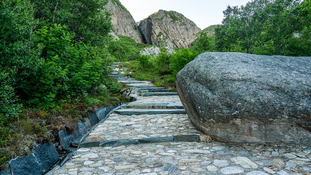 Gangsti i stein opp mot fellet Torghatten.