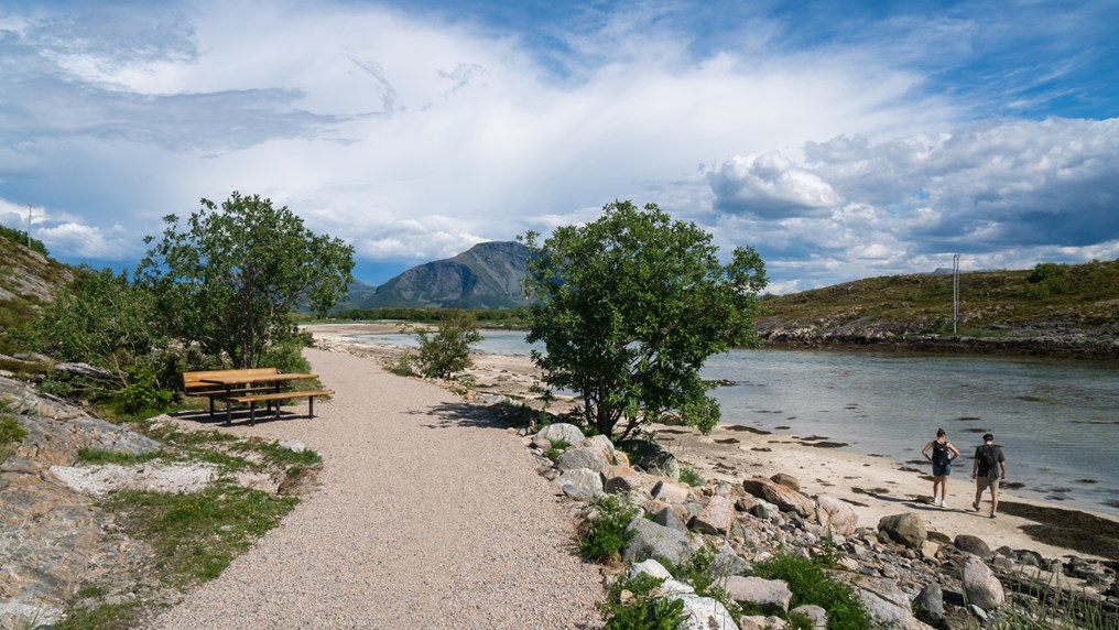 Grussti langs sjøkanten ved Torghatten.