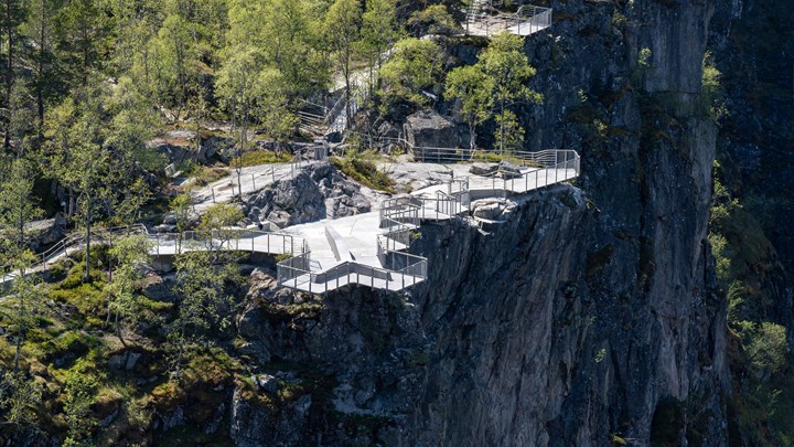 Aussichtspunkt aus Stahl nahe dem Rand der Schlucht.