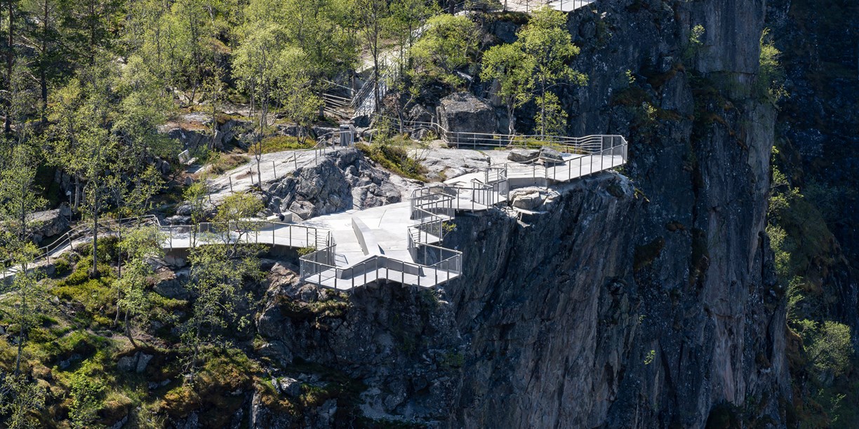 Aussichtspunkt aus Stahl nahe dem Rand der Schlucht.