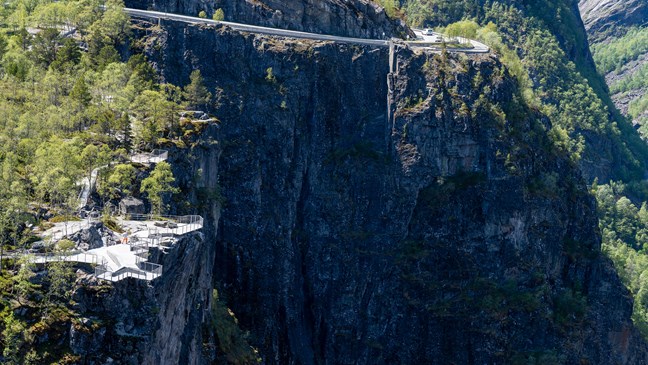 Aussichtspunkt aus Stahl nahe dem Rand der Schlucht.