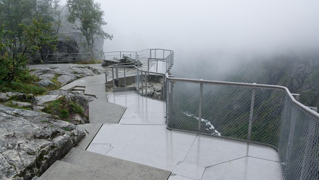 Aussichtspunkt aus Stahl nahe dem Rand der Schlucht.