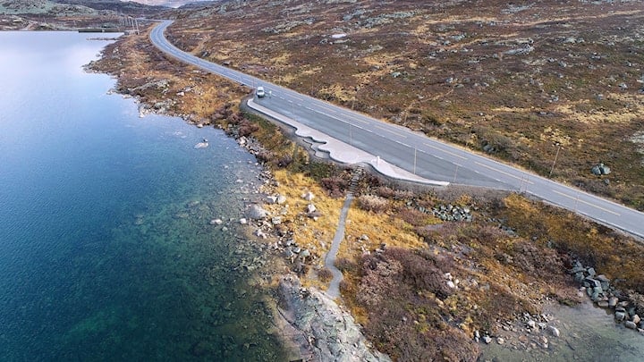 Rasteplass i betong ved vei, gruset sti til vannet Ørteren.