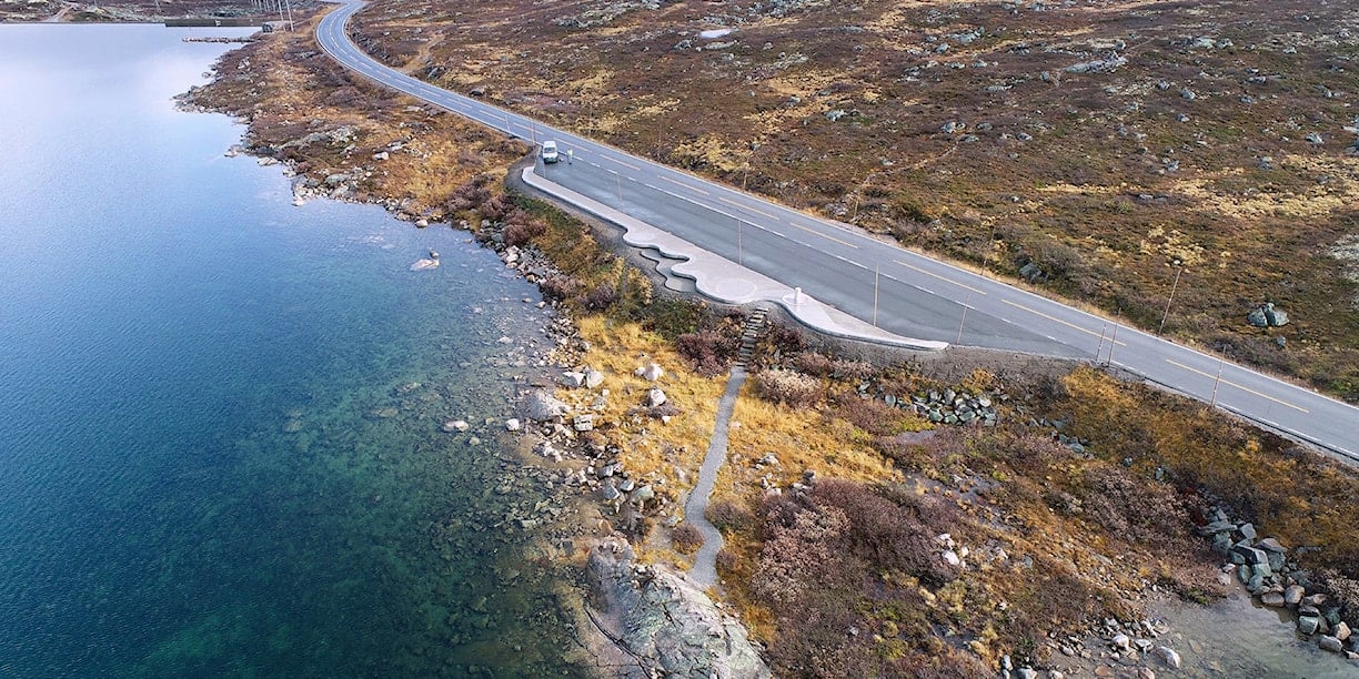 Rasteplass i betong ved vei, gruset sti til vannet Ørteren.