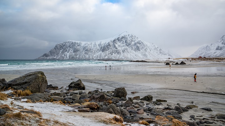 Skagsanden strand med fjell i bakgrunnen.