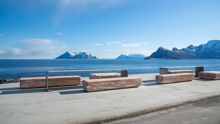 Der Rastplatz Ureddplassen mit Meerblick, Bänke aus poliertem Kalksteinmarmor.