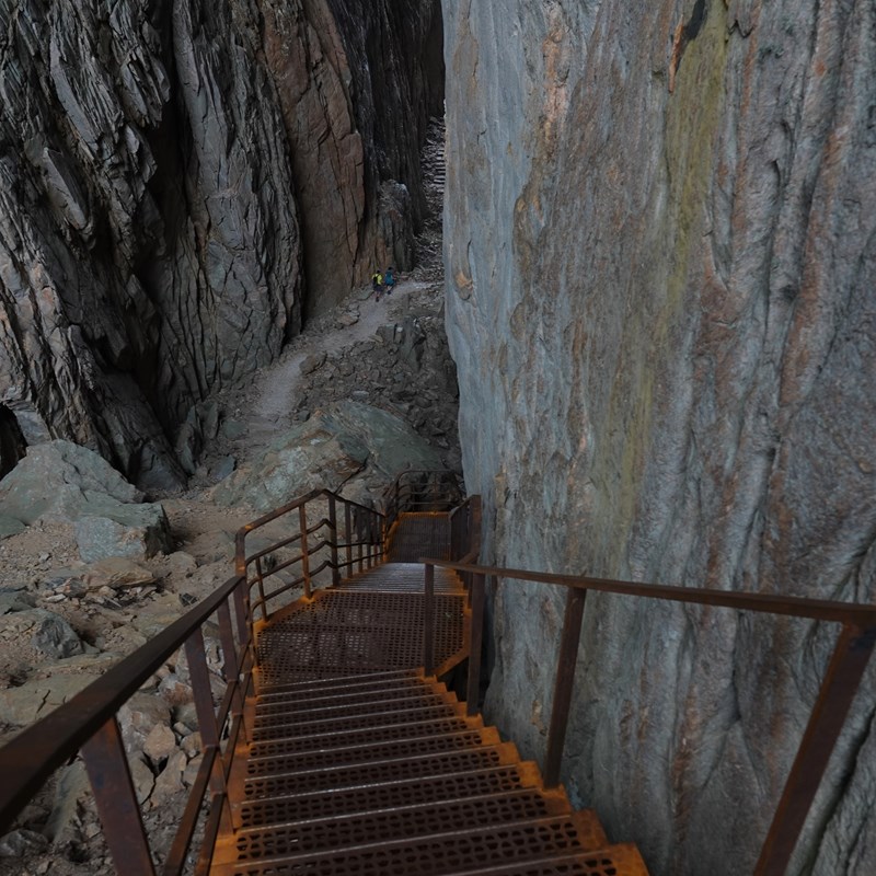 Stahltreppen in Torghatthullet. 