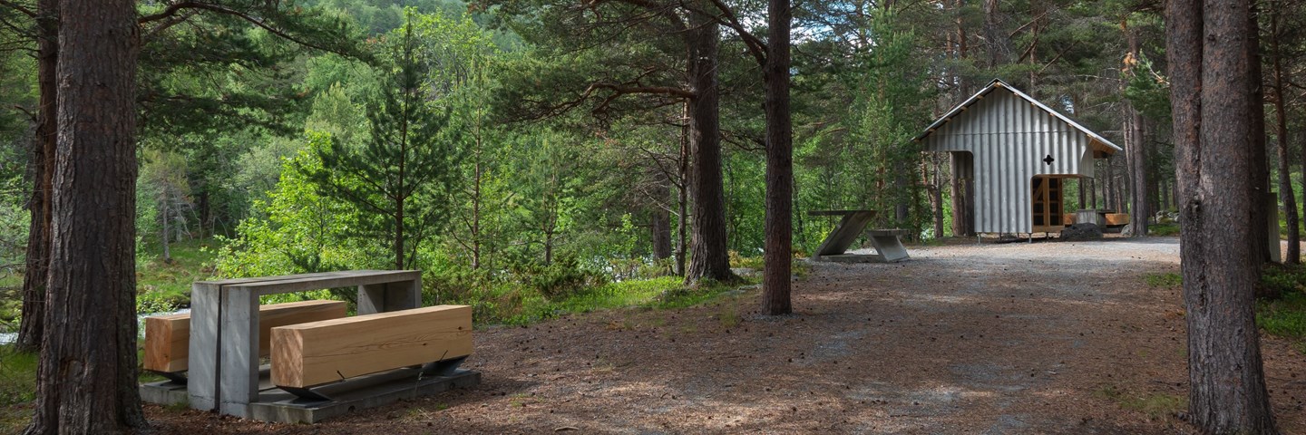 Liasanden rasteplass inne i furuskogen i Leirdalen, Lom.