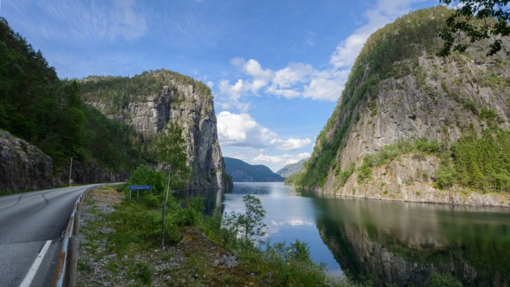 Die Berge, die Suldalsporten bilden.